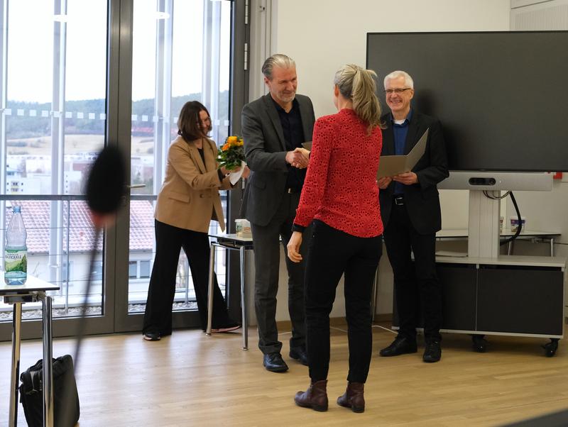 Der Leiter der medac-Produktentwicklung, Dr. Florian Ende (Mitte), gratuliert Preisträgerin Dr. Ingrid Richter. Im Hintergrund: Die Verwaltungsdirektorin des Leibniz-HKI, Elke Jäcksch (links) sowie Institutsdirektor Prof. Dr. Axel Brakhage (rechts).