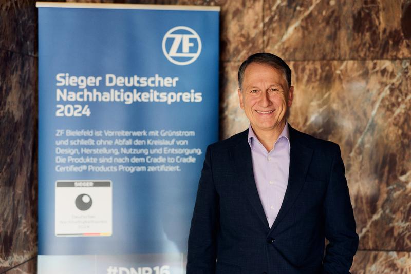 ZF-Werkleiter Jörg Witthöft ist stolz auf den Deutschen Nachhaltigkeitspreis.