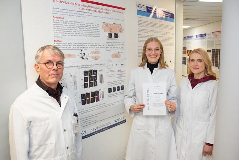 Preisträgerin Joline Groß (Mitte) freut sich mit Prof. Dr. Hendrik Milting (Leitung) und Dr. Anna Gärtner im Erich und Hanna Klessmann-Institut für kardiovaskuläre Forschung und Entwicklung am Herz- und Diabeteszentrum NRW