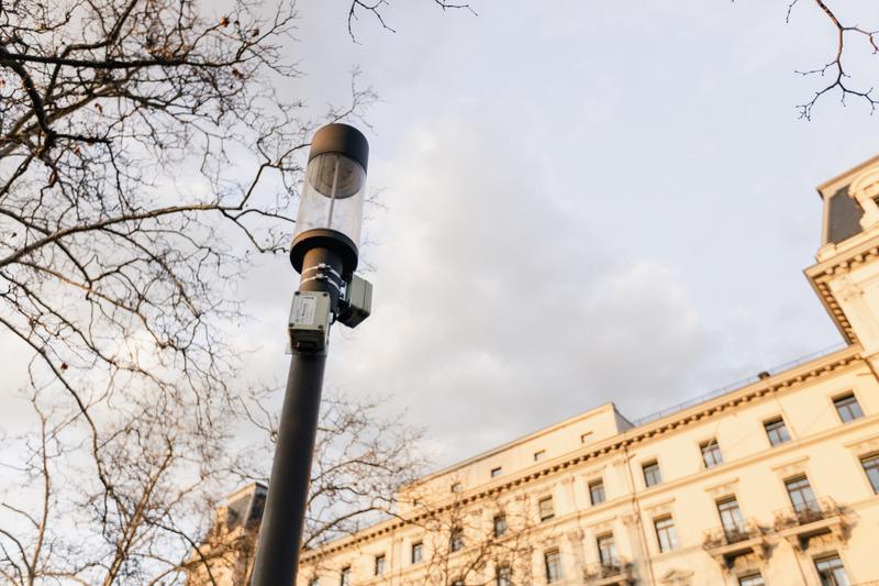 Unauffällig: Zwei CO2-Messgeräte von «ICOS Cities» an einer Strassenlaterne in Zürich. 
