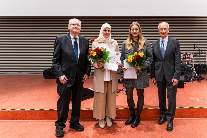 Dr. rer. nat. Ilona Rosenboom (centre, right) and Dr. PH Batoul Safieddine (centre, left) with MHH President Prof. Dr. Michael Manns and Prof. Dr. Siegfried Piepenbrock, Chairman of the Society of Friends of the MHH e.V.