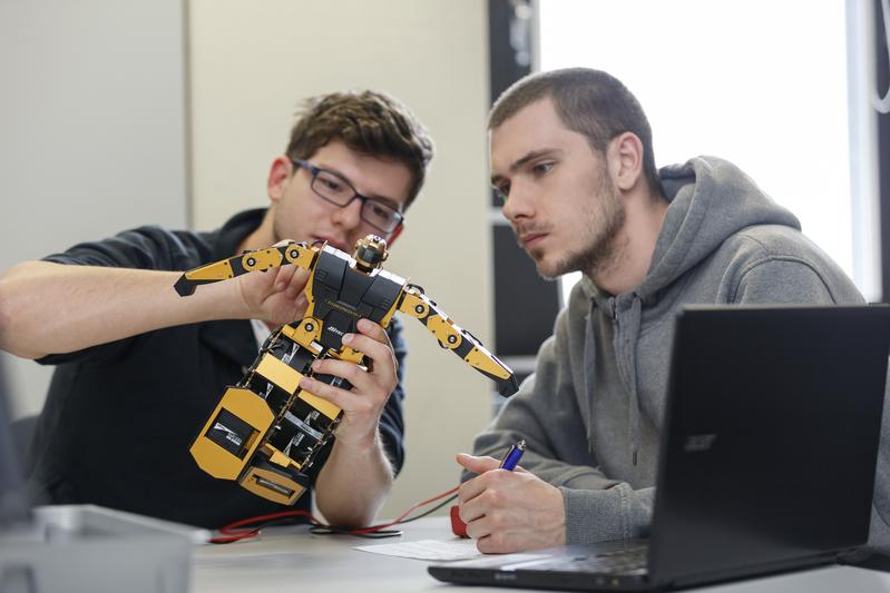 Die Studierenden des Masterstudiengangs Informatik an der OTH Regensburg bewerteten ihr Studium im CHE-Ranking mit Bestnoten. 