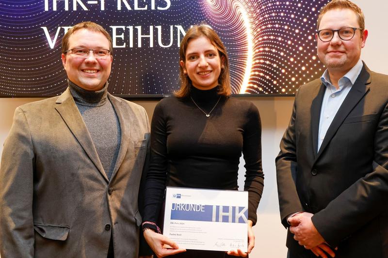 v.l.n.r.: Professor Sven Meyer, Pauline Knell, Professor Kai Muffler
