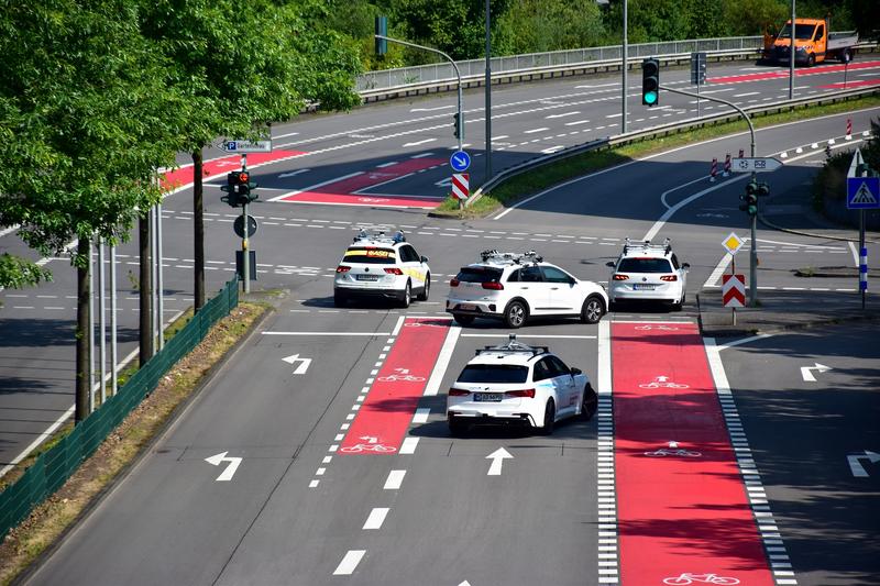 Freie Fahrt für den Rettungswagen (links) – und mit Einsatz der innovativen Technik aus dem Projekt AORTA läuft das Bilden der Rettungsgasse für alle Beteiligten wesentlich entspannter. 