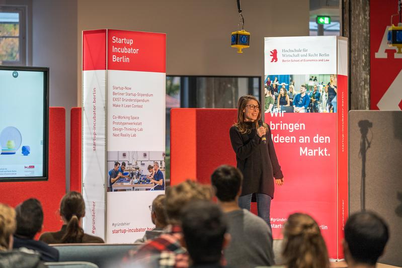FemaleCapital Pitch Night am 16. Dezember 2024 ab 18 Uhr im Ullsteinhaus: Sechs Gründerinnen aus Berlin präsentieren ihre Geschäftsideen. Senatorin Franziska Giffey eröffnet.