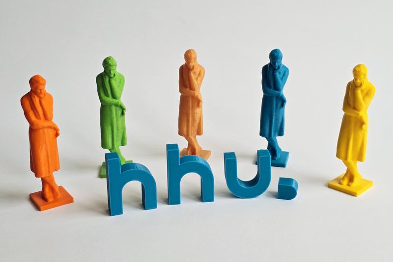 Wer für das ausgewählte „Liebstes Heine-Zitat 2024“ der HHU gestimmt hat, nimmt Teil an einer Verlosung von 3D-gedruckten Heine-Statuen und HHU-Logos. 