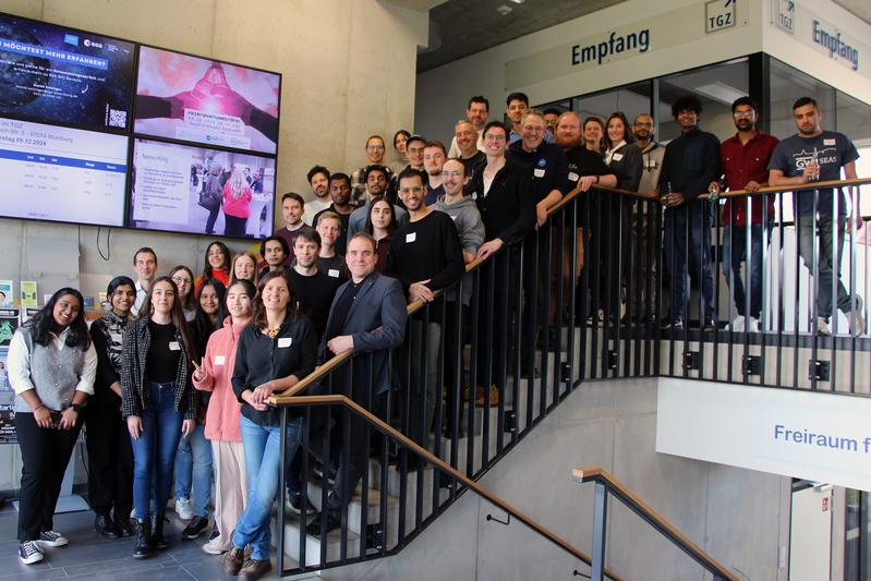 THWS-Masterstudierende des Masterstudiengangs Artificial Intelligence mit Prof. Dr. Magda Gregorová (vorne), CAIRO, gemeinsam mit Mitarbeitenden des TGZ, IGZ und ZDI während des Student-Company Collaboration Day