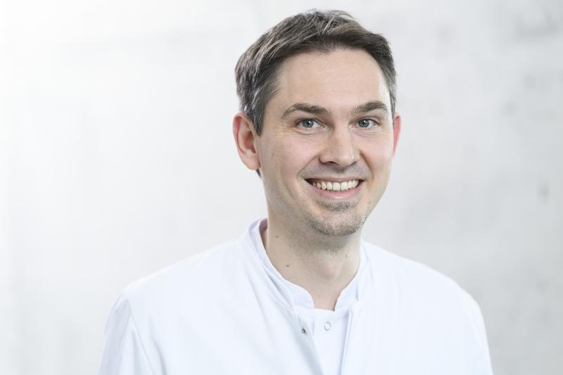 Alexander Hann ist Professor für Digitale Transformation in der Gastroenterologie am Uniklinikum Würzburg (UKW). Gemeinsam dem NZeT am Universitätsklinikum Bonn will er die Darmkrebsvorsorge bei FAP mit Hilfe von Eye-Tracking und KI verbessern. 