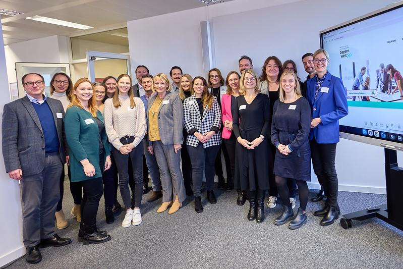 Melanie Gabold vom Campus Weiterbildung der THWS zusammen mit Vertreterinnen und Vertretern von 19 bayerischen Hochschulen für angewandte Wissenschaften und Technischen Hochschulen während des Netzwerk-Events des Portals bayern-weit.de 