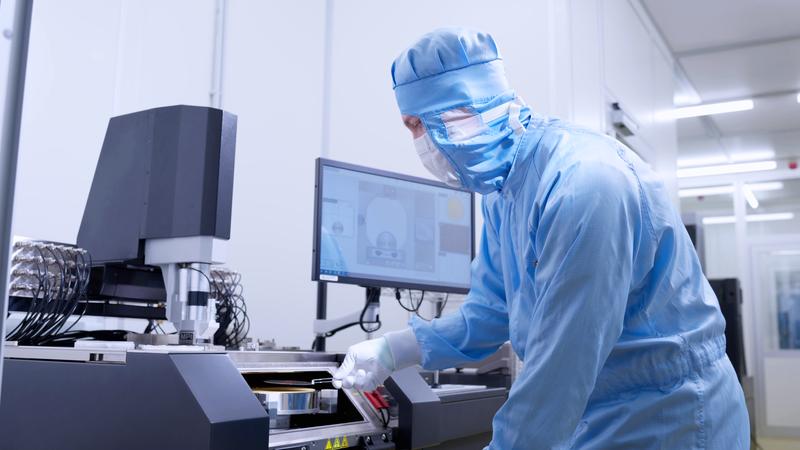 Within the framework of the APECS pilot line will be possible to further expand the R&D infrastructure for semiconductor technologies and applications in the coming years.