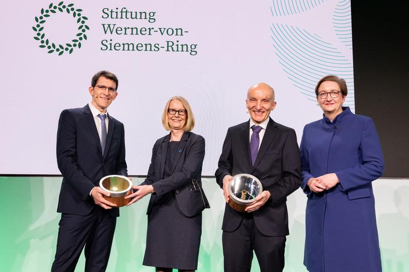 v.l.n.r.: Michael Kösters (Preisträger), Cornelia Denz (Stiftungsratsvorsitzende), Peter Kürz (Preisträger), Klara Geywitz (Bundesbauministerin)