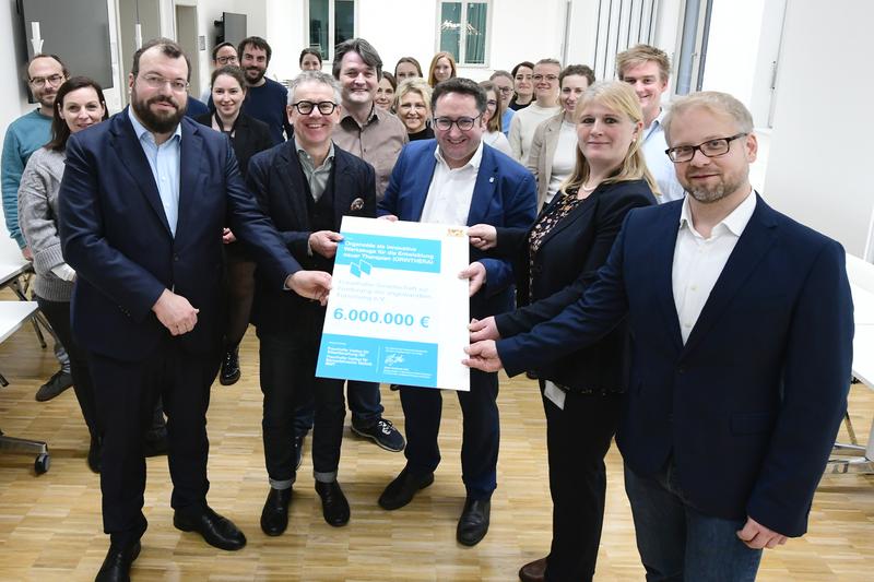 »ORINTHERA« wird mit bayerischer Förderung die Entwicklung hoch funktioneller Gewebemodelle für die Arzneimittelindustrie vorantreiben. Staatssekretär Tobias Gotthardt (Mitte) bei der Übergabe des Förderbescheids über 6 Mio. Euro. 