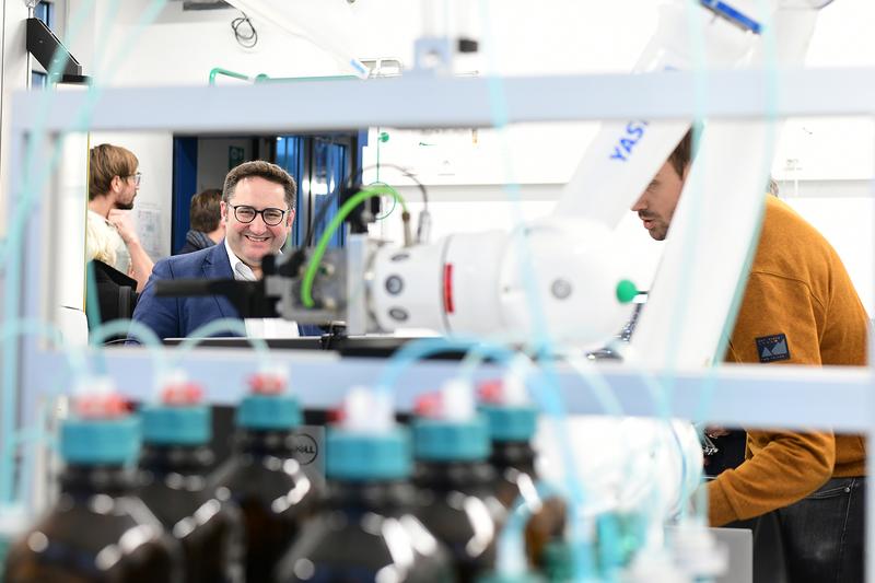 Digitalisierte Materialentwicklung und intelligente High-Tech-Fabrikation - Staatssekretär Tobias Gotthardt im Labor »Materials Acceleration Platform« des Fraunhofer ISC 