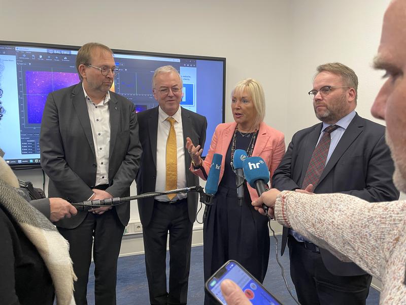 Bei der Inbetriebnahme des Baby Diamond: Präsident Enrico Schleiff, Quantencomputer-Experte Thomas Lippert, Digitalministerin Kristina Sinemus, Wissenschaftsminister Timon Gremmels (v.l.)
