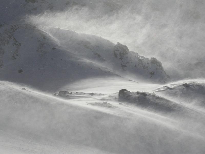 In den Alpen bildet vom Wind verfrachteter Schnee häufig Schichten, die Schneebretteigenschaften haben.