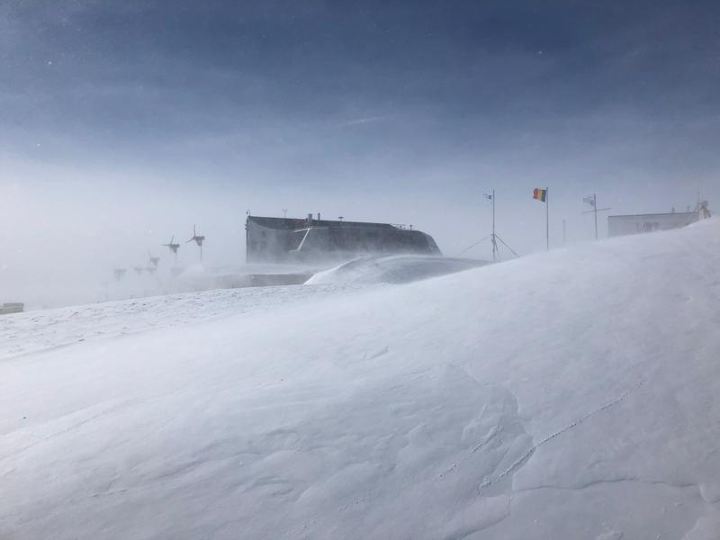 In der Antarktis transportiert der Wind enorme Mengen von Schnee und beeinflusst so die Wasserbilanz dieser für das weltweite Klima wichtigen Zone. 