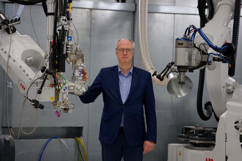 Andreas Ostendorf leitet die neue Forschungsgruppe. Mithilfe von Robotern optimiert das Team das Laserauftragschweißen. 
