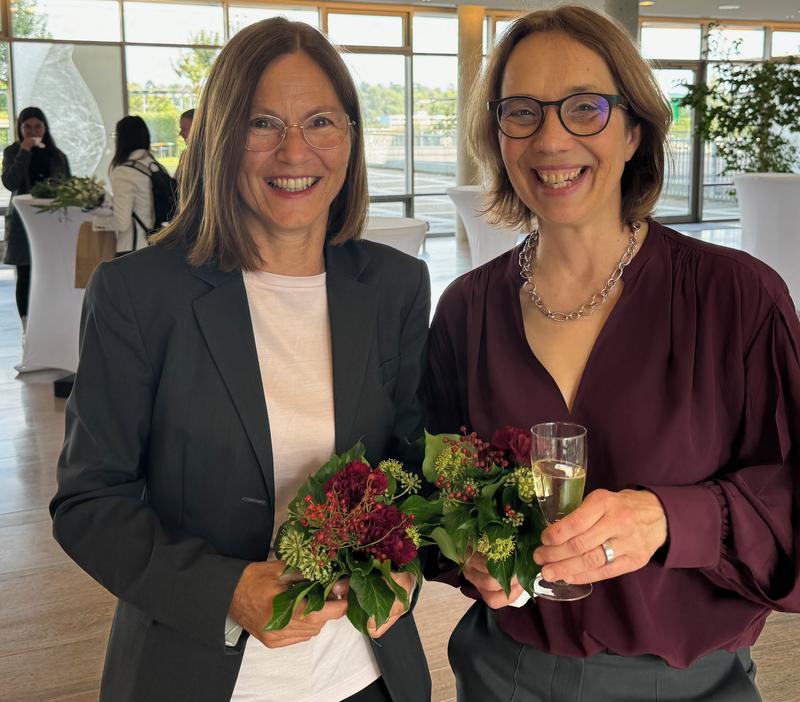 Die Sprecherin von ResolvePAIN, Professorin Dr. Claudia Sommer (links) und die wissenschaftliche Leiterin der Forschungsgruppe, Professorin Dr. Heike Lydia Rittner freuen sich über die Finanzierung der zweiten Förderperiode durch die DFG.