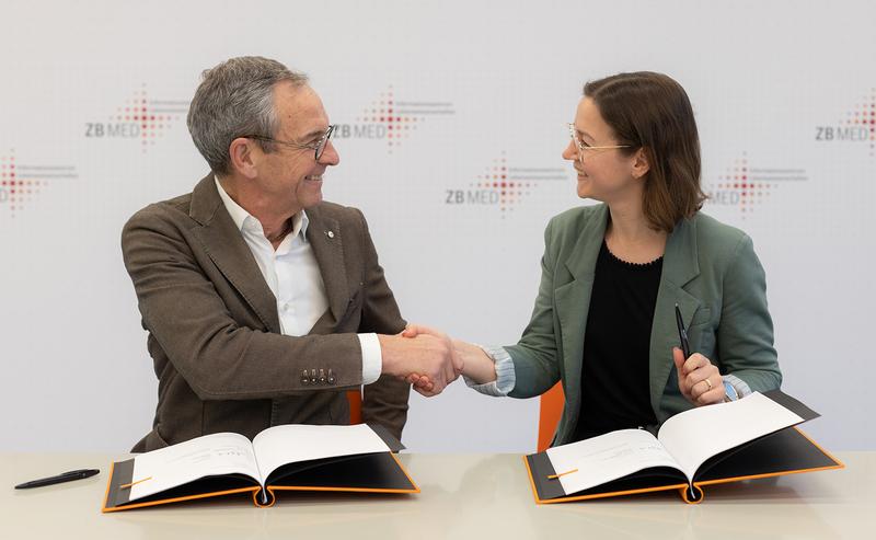 Franziska Fischer, Commercial Director at ZB MED, and Peter Roth, Head of Publishing at MDPI, celebrate the signing of the new national open access agreement between MDPI and the ZB MED Consortium.