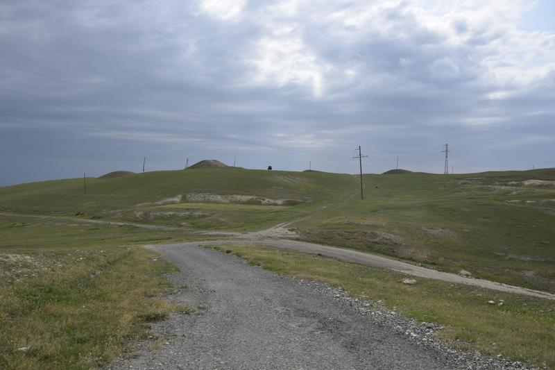 Mehrere Kurgane liegen auf einem Hügel. Kurgane bestimmen das Landschaftsbild an vielen Orten Westaserbaidschans.