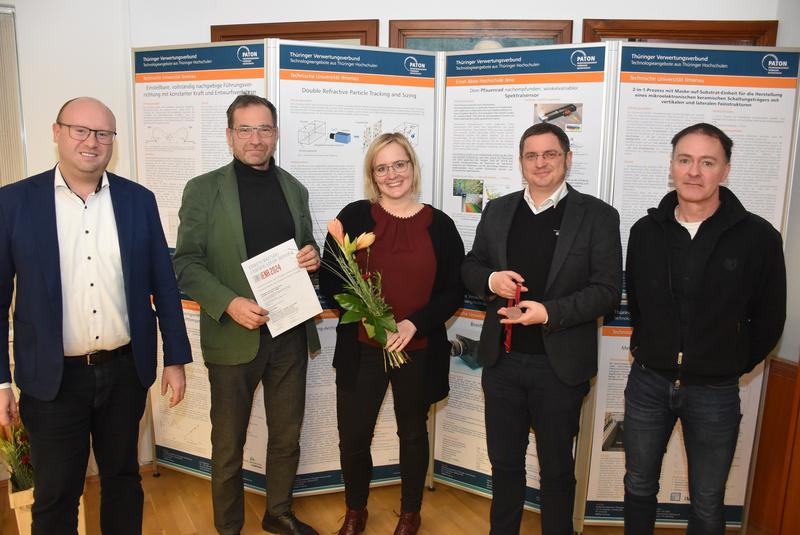 Anne-Marie Layher (Mitte) und Andreas Hopf (2. von re.) bei der Übergabe der Bronzemedaille