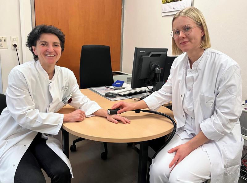 Betty Feulner (rechts) hat im Rahmen ihrer Dissertationsarbeit mit Prof. Dr. Nurcan Üçeyler Daten zur Schmerzphänotypisierung und zur Pathologie der kleinkalibrigen Nervenfasern in einer Kohorte von Männern mit Fibromyalgie-Syndrom analysiert.