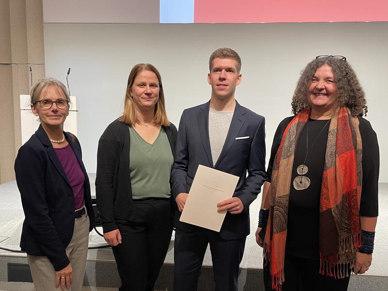 Nils Christiansen at the award ceremony with the Scientific Director of Hereon Regine Willumeit-Römer (from left), his supervisor Ute Daewel and Corinna Schrum, Direcotor of the Institute.