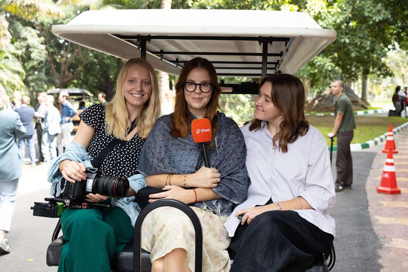 Das journalistische Werkzeug immer mit dabei: Teresa Grabmann, Anne Dahlhoff und Lisa Brück (v. li.)