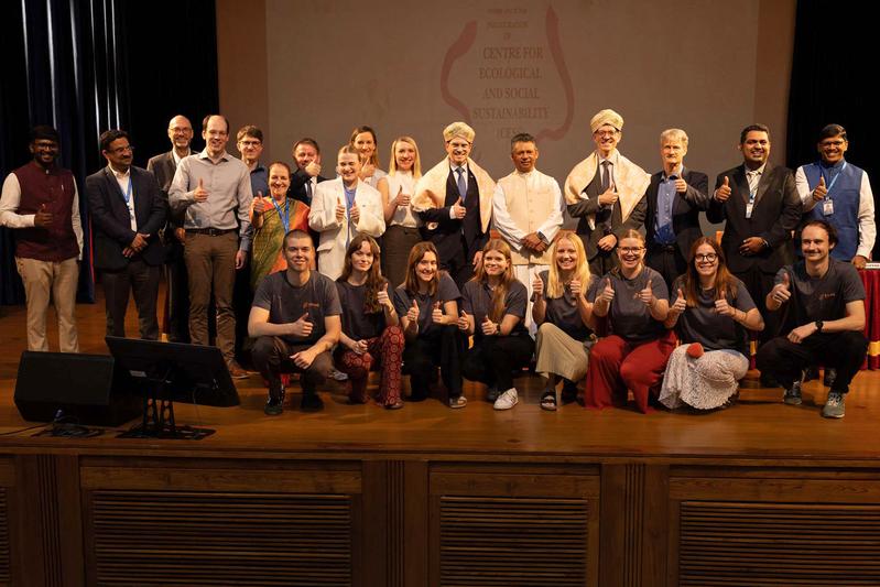 Im Hintergrund die THWS-Delegation mit ihren indischen Gastgebern, im Vordergrund die Studierenden des Bachelorstudiengangs Medienmanagement 