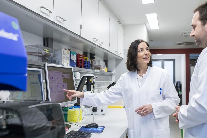 Cell analysis: The genetic changes in the CAR-NK cells can be checked in a so-called flow cytometer (FACS). Prof. Evelyn Ullrich, Tobias Bexte (from left).
