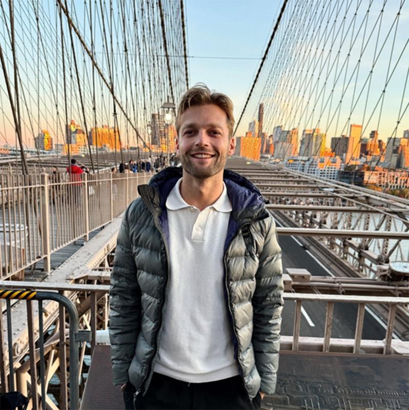 Zwischen Meetings und Mails standen auch Sehenswürdigkeiten auf dem Programm: Tom Thiel bei Sonnenuntergang auf der Brooklyn Bridge in New York. 