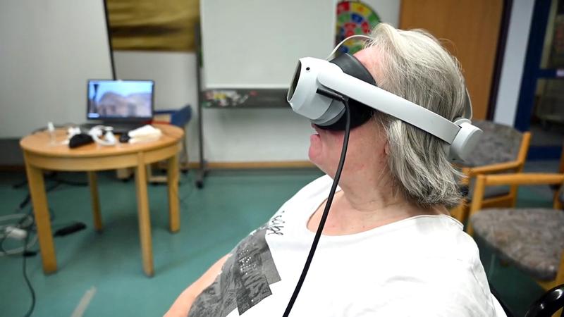 „Wir können mit der Technik die Erfahrungsräume der Bewohner*innen ausdehnen“, sagt Prof. Dr. Sabine Sachweh. In einem Seniorenzentrum in Iserlohn kommt die neue Technik bei den Menschen gut an.