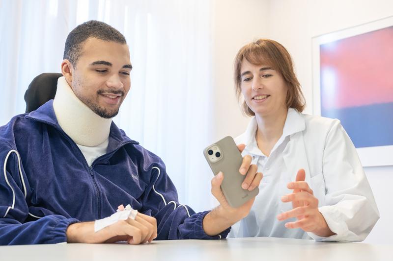 Können Muskeln besser angesteuert werden, verbessert sich auch die Selbständigkeit der Patienten bei Alltagsaktivitäten wie hier dem Halten eines Smartphones.