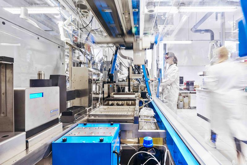 At the University of Jena, synthesis robots are investigating the recycling of polymers. 