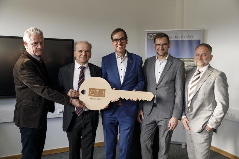 Feierliche Schlüsselübergabe, v.l.: Karl Stock, Dr. Rolf-Dieter Jungk, Prof. Dr. Ralph Schneider, Prof. Dr. Oliver Steffens sowie Dr. Marcus Graf.