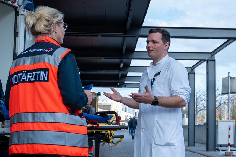 Notfallmediziner Dr. Jan-Steffen Pooth im Gespräch mit einer Notärztin am Zentrum für Notfall- und Rettungsmedizin des Universitäts-Notfallzentrums, Uniklinikum Freiburg.