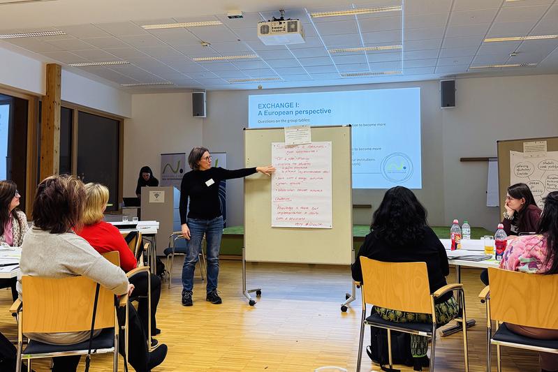Prof. Dr. Birgit Gampl präsentiert dem Plenum während des Workshops in Kleingruppen ausgearbeitete Ideen zur Nachhaltigkeit von Institutionen