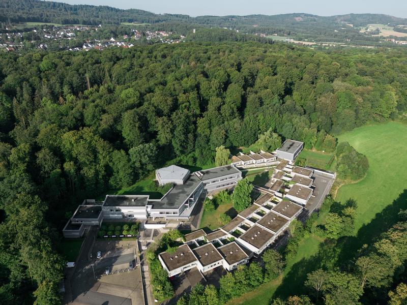 Luftaufnahme des Zentrums für interdisziplinäre Forschung (ZiF) der Universität Bielefeld. Das ZiF hat neue Ausschreibungen für Forschungsgruppen veröffentlicht.
