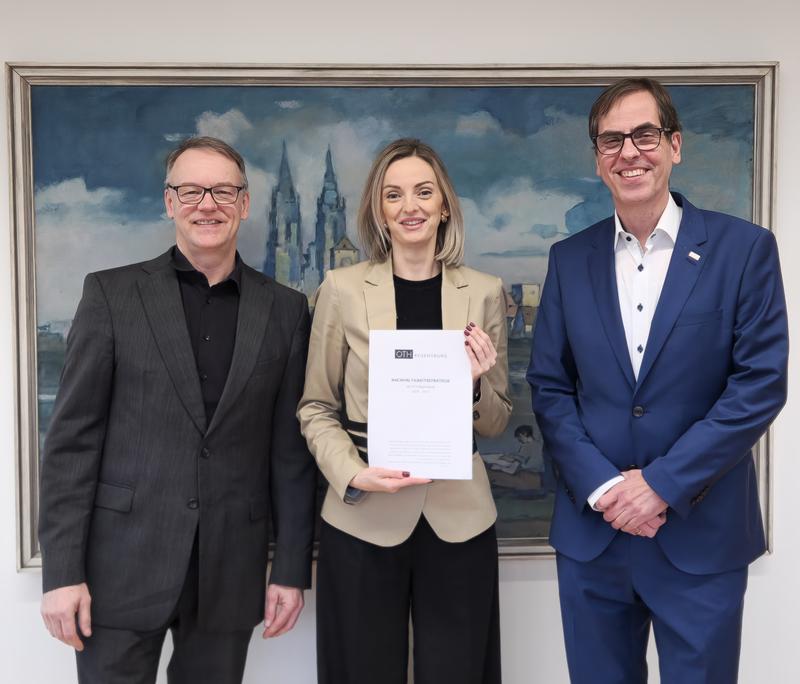  Der Präsident der OTH Regensburg, Prof. Dr. Ralph Schneider (links) mit der Nachhaltigkeitsreferentin Dr. Stojanović-Blab (Mitte) sowie dem Vizepräsidenten für Digitalisierung und Nachhaltigkeit, Prof. Dr. Skornia (links). 