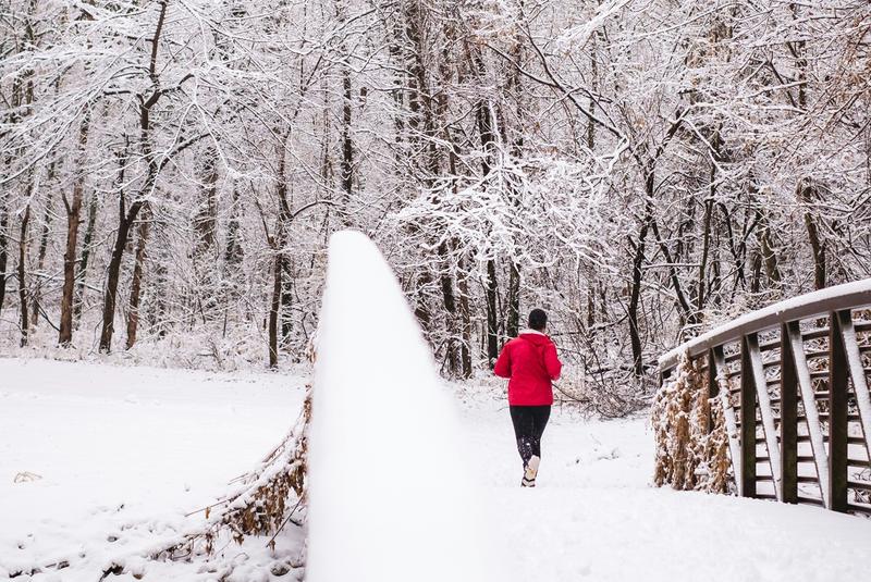Sport im Winter ist eine Spitzen-Idee. Wenn man einige Tipps berücksichtigt, profitieren Körper und Geist von der Bewegung an der sehr frischen Luft. Besonders schön wird es in einem solchen Winterwunderland.