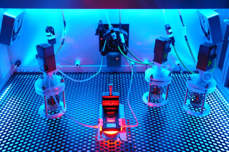 A fluid loop transports all of the liquids used to the bioreactors and the centrally positioned microscope.