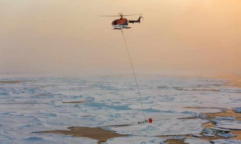 Der EM-Bird, das Messinstrument welches das AWI für die Bestimmung der Eisdicke nutzt, wird von einem Helikopter auf 15 Meter Höhe über das Packeis „geschleppt“. 