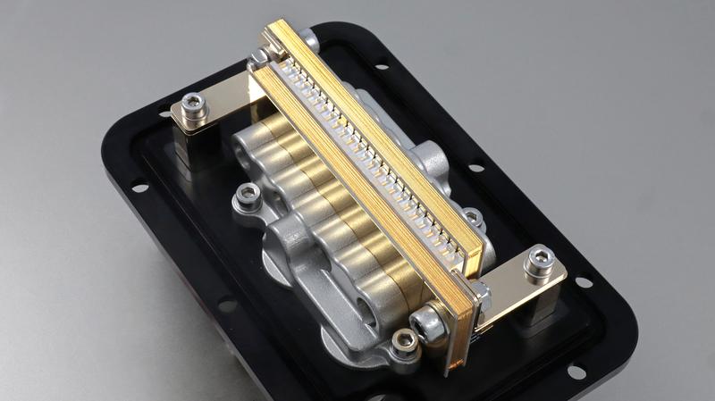  Hochleistungs-Diodenlasermodul - zwei solcher Stackmodule sind in den Samba-Laserkopf integriert. Dieser Laserkopf liefert eine Dauerstrich-Ausgangsleistung von 1 kW und wird in der Additiven Fertigung eingesetzt.
