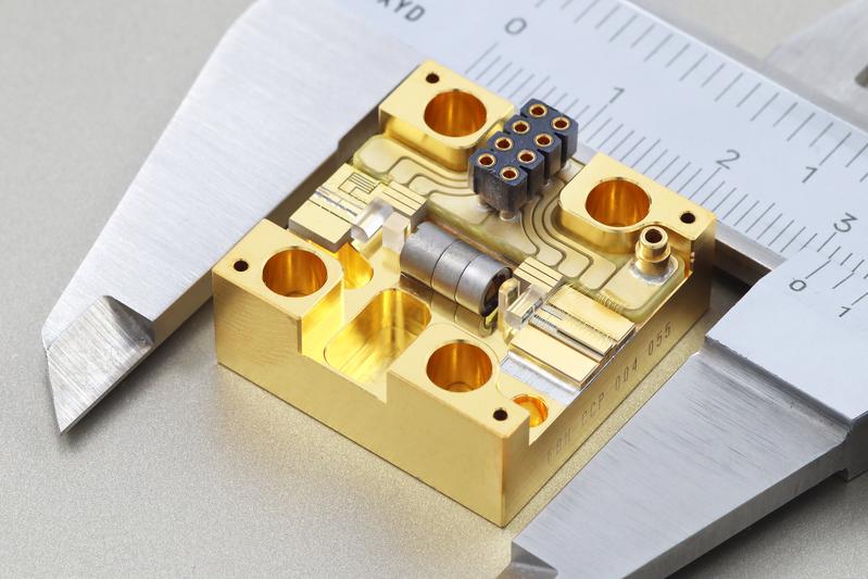 Miniaturized master oscillator power amplifier (MOPA) with interposed optical isolator mounted on CCP3 heat sink.