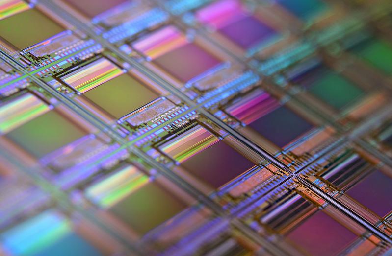 Lithium wird in Batterien für Computer oder Elektrofahrzeuge eingesetzt. Sein Vorkommen und das Seltener Erden in tiefen Gesteinsschichten erforschen Wissenschaftler*innen im UNDERCOVER-Projekt.