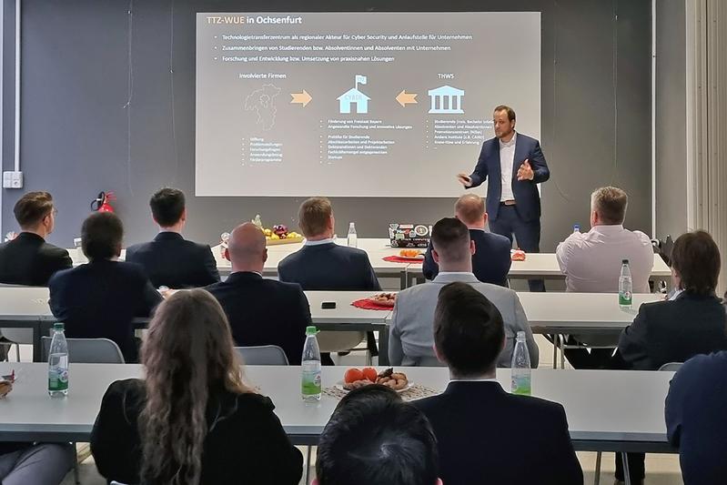 Prof. Dr. Sebastian Biedermann, Leiter des TTZ-WUE, bei seinem Vortrag während des Get-togethers in Ochsenfurt 