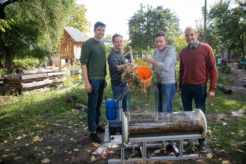 Eike Janesch, Simon Täuber, Thomas Högl und Stefan Junne (v.l.) vom Fachgebiet Bioverfahrenstechnik beim Befüllen des Reaktors mit Stallstroh zur schnellen mikrobiellen Hydrolyse des Strohs.