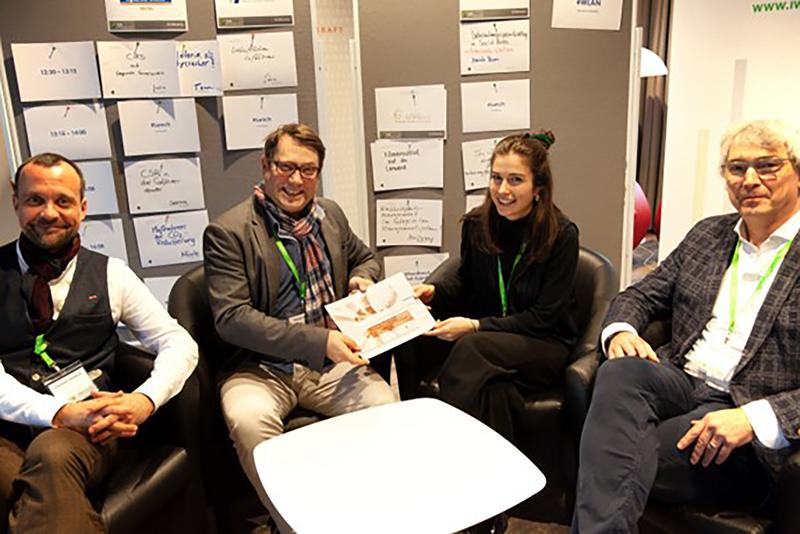 CSR-Preisverleihung in Berlin: Clara Schwinn, THWS-Absolventin des Studiengang Medienmanagement, mit den UVG-Vereinsvorständen Christoph Goldbeck, Daniel Silberhorn und Matthias Schmidt (v. li.) 