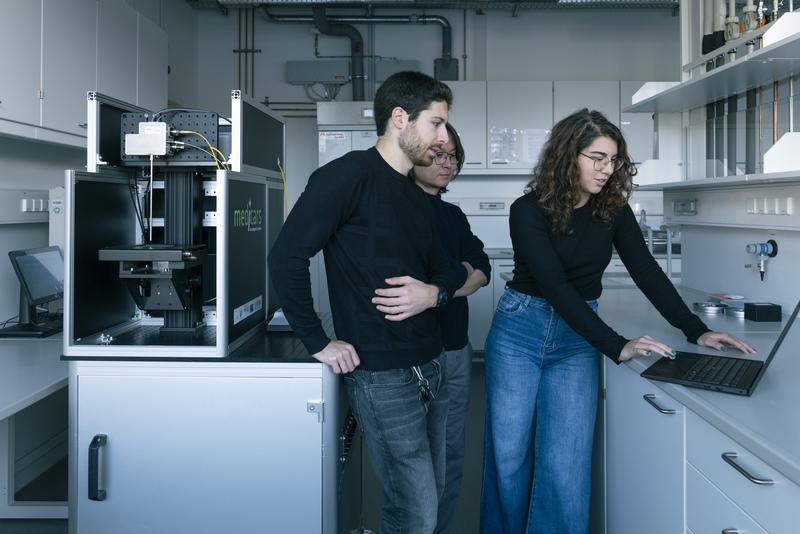 Forschende Matteo Calvarese, Dr. Hyeonsoo Bae und Elena Corbetta (von links) vom Leibniz-Institut für Photonische Technologien (Leibniz-IPHT) mit der neu entwickelten Lasersonde zur präzisen Erkennung und Entfernung von Tumorgewebe.