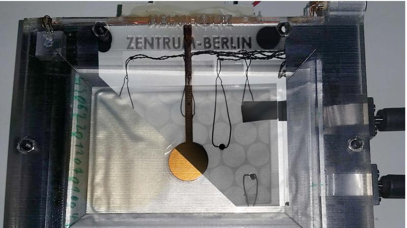 Fotomontage (diagonal): Links ein Foto der Lithium-Schwefel-Pouchzelle, rechts das zugehörige Röntgenbild. Auf dem Röntgenbild ist die perforierte Wabenstruktur des Stromkollektors gut zu erkennen. 